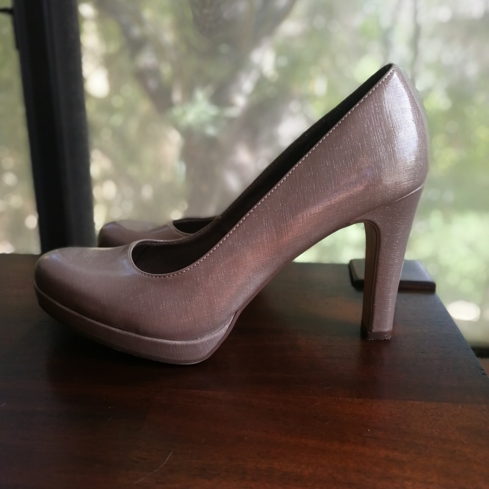 Pump shoes light golden